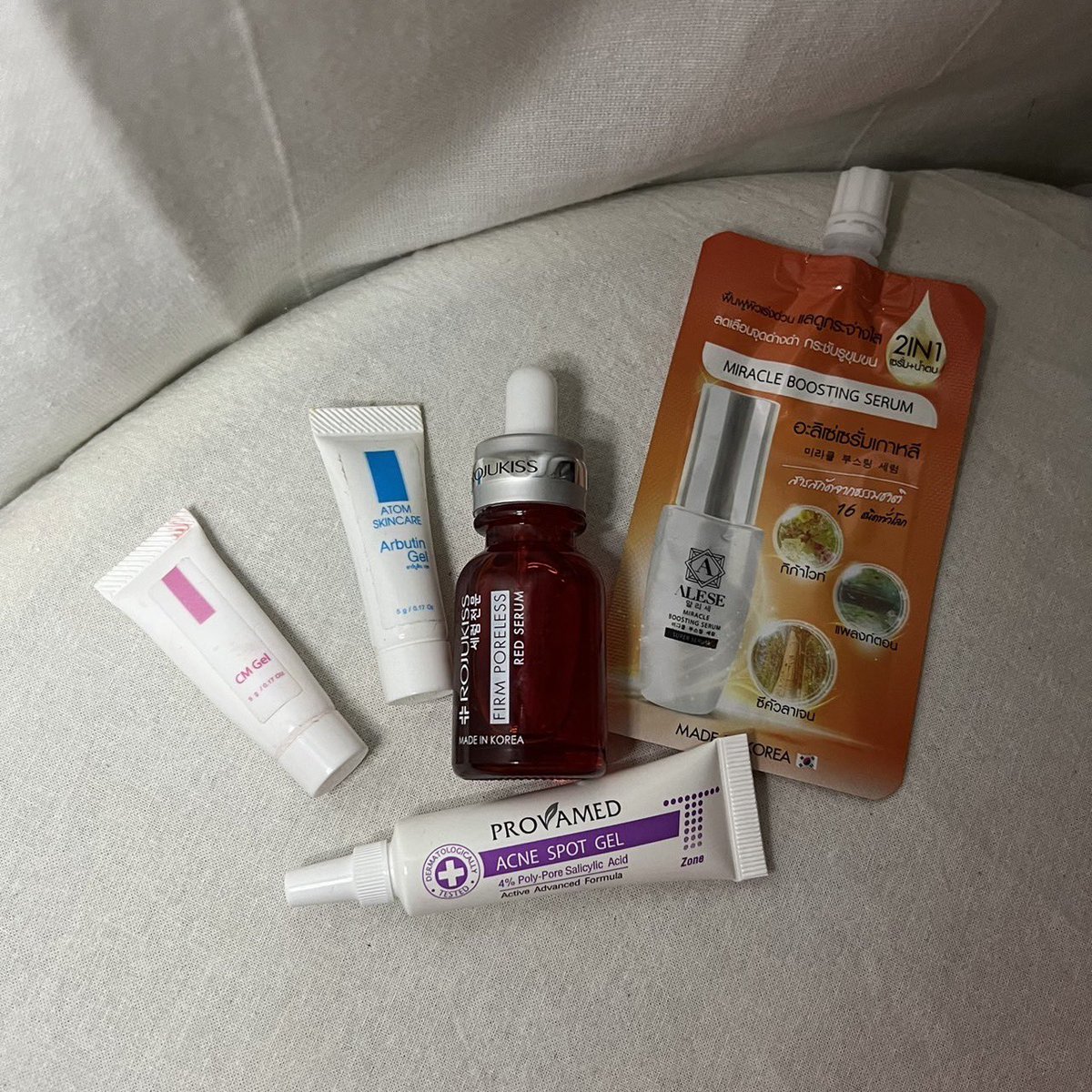 mindharly's tweet photo. แนะนำ Skincare Routine ของคนเป็นสิวฉบับน้อยแต่เริ่ด เริ่มใช้ทุกตัวมาพอๆกันแต่ส่วนตัวประทับใจตัวแต้มสิ Provamed มาก เห็นคนรีวิวเยอะว่ายุบไวใน1วันคือไม่เกินจริงเลย วันนั้นของเดือนมาทีไรสิวก็ขึ้นมากวนใจด้วยทุกที แต้มเจ้าหลอดนี้สิวยุบหัวสิวแห้งไว ไม่ทำให้ผิวเราแห้งเพิ่ม #Howtoperfec https://t.co/9IxBDRWJci