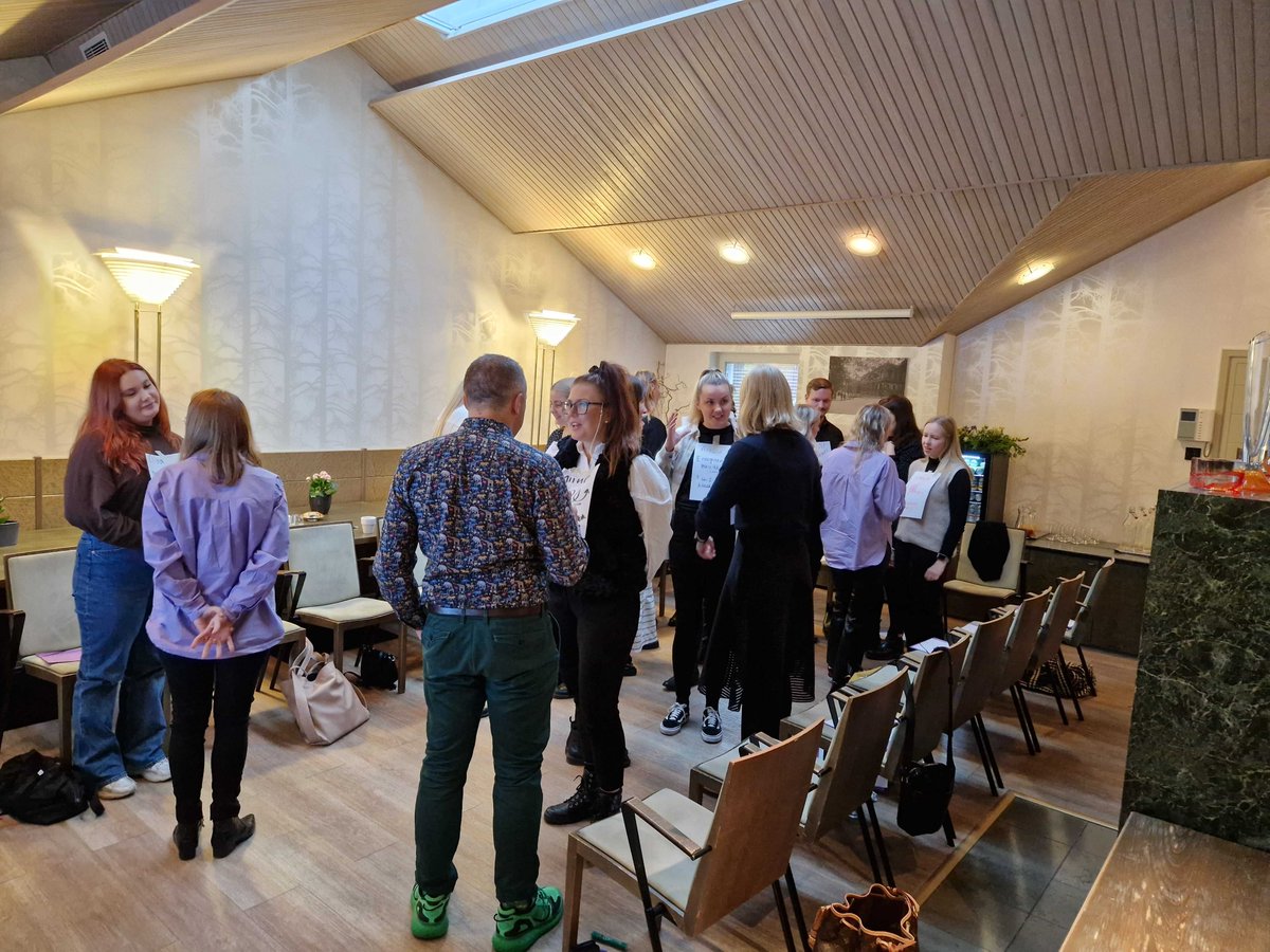 Brights Learning Finland Oy:n ihmisille pidettävä fasilitointivalmennus alkoi aiheeseen virittäytymisellä parikeskustelun muodossa valmentaja Jonas Rajannon ohjauksessa. #fasilitointi