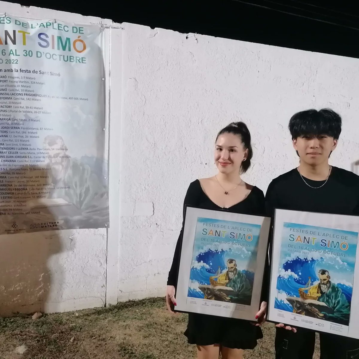 La Maggie Plamenova i el David Cuí, alumnes de 2n de bat d’Art del curs passat del Satorras, homenatjats pel seu disseny del cartell que dona imatge a les festes d’enguany. Enhorabona Maggie, David, un èxit per al vostre portfoli!!! santsimo.cat