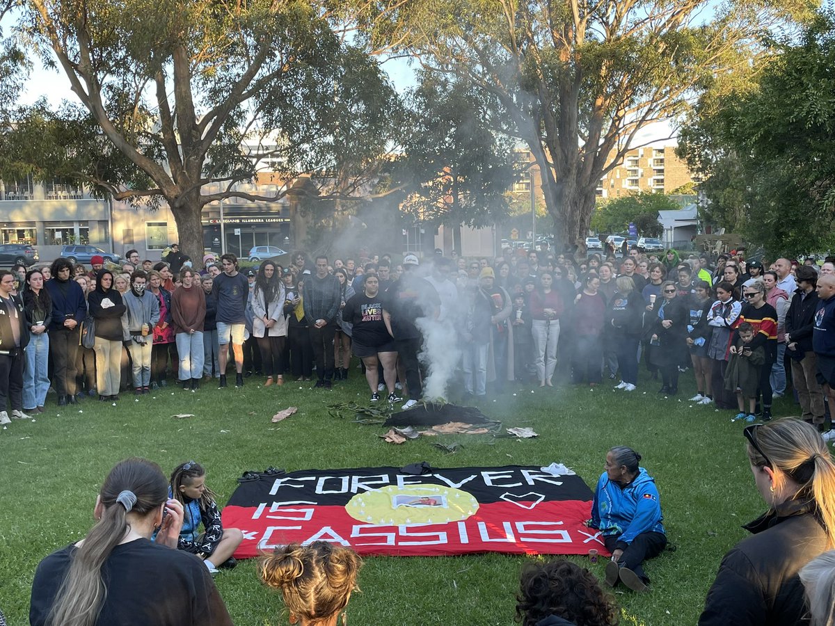 TimFernandezz's tweet photo. Members of Cassius Turvey’s family are joined by hundreds of people to form a heart in memory of the 15-year-old. #CassiusTurvey https://t.co/GwOY7a8C2g