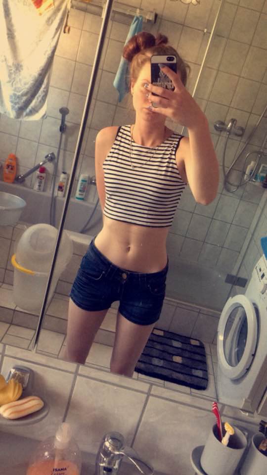 melihelmer99's tweet photo. 1. Tweet! Lasst ein bisschen Liebe da 😌 #girl #munich #belly #sommer #wo #bist #du #single https://t.co/BZ4vNnKmMZ