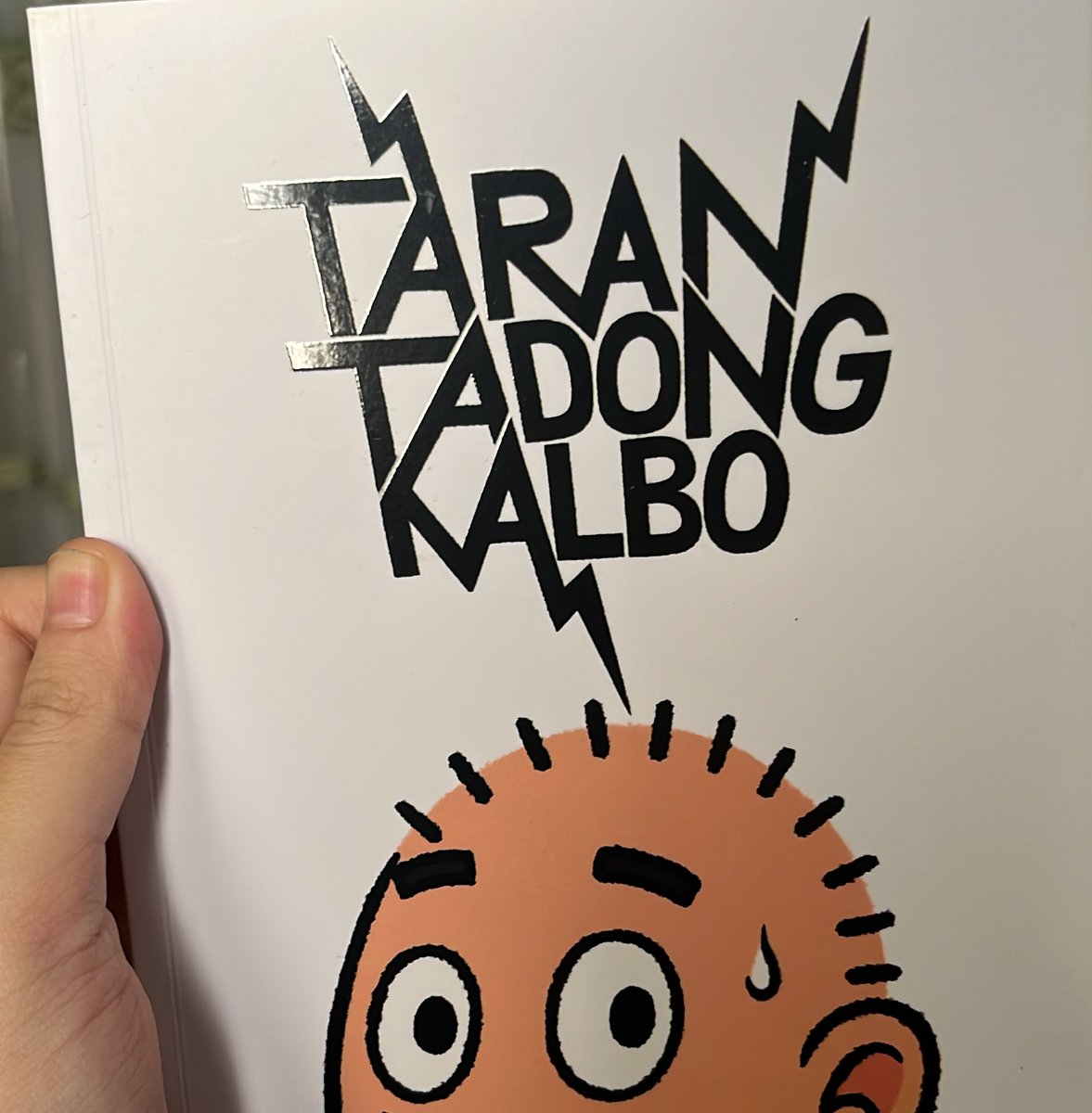 A newer generation and younger folk would be more familiar with @KevinKalbo (for MY folk: Kalbo = botak) and his work as 'Tarantadong Kalbo'. I mostly knew of his work from Facebook and Reddit shares, and since both of them were in the table behind mine, I had to also get books!