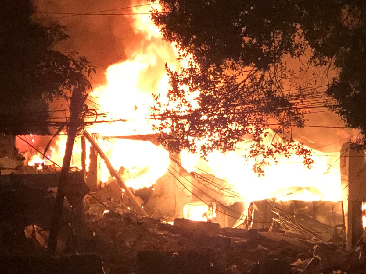 DiarioDeTabasco's tweet photo. #UltimaHora | Reportan explosión de la bodega del Café la Cábaña ubicado en la Magisterial, reportan que están desalojando a las personas de los alrededores, en breve más información. La onda expansiva se sintió en varias partes de #Villahermosa. Bomberos se encuentra en la zona https://t.co/HrL0xeGym1