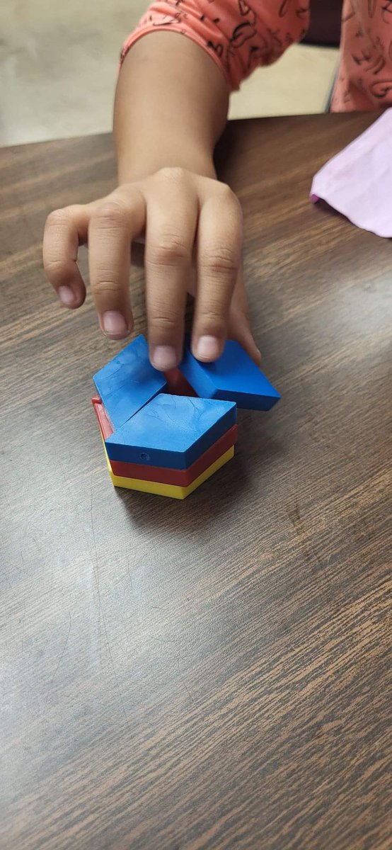 Ms. V, our instructional Math coach, visited Mr. Graham's Kindergarten class to build the foundation concept of fractions by identifying shapes. 🔴🔷🔺@LindenSchoolsNJ <a href="/RGT_EdD/">Rocco Tomazic</a>