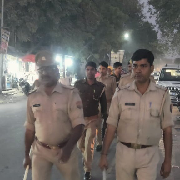 balliapolice's tweet photo. #SPBallia श्री राज करन नय्यर के निर्देशन में  जनपद में शांति/सुरक्षा व्यवस्था के दृष्टिगत थाना #बांसडीह_पुलिस टीम द्वारा महत्वपूर्ण बाजारों/भीड़भाड़ वाले स्थानों के आस-पास पैदल गस्त व चेकिंग किया गया।
#UPPolice 
#BalliaPolice https://t.co/XfKWsEciFu