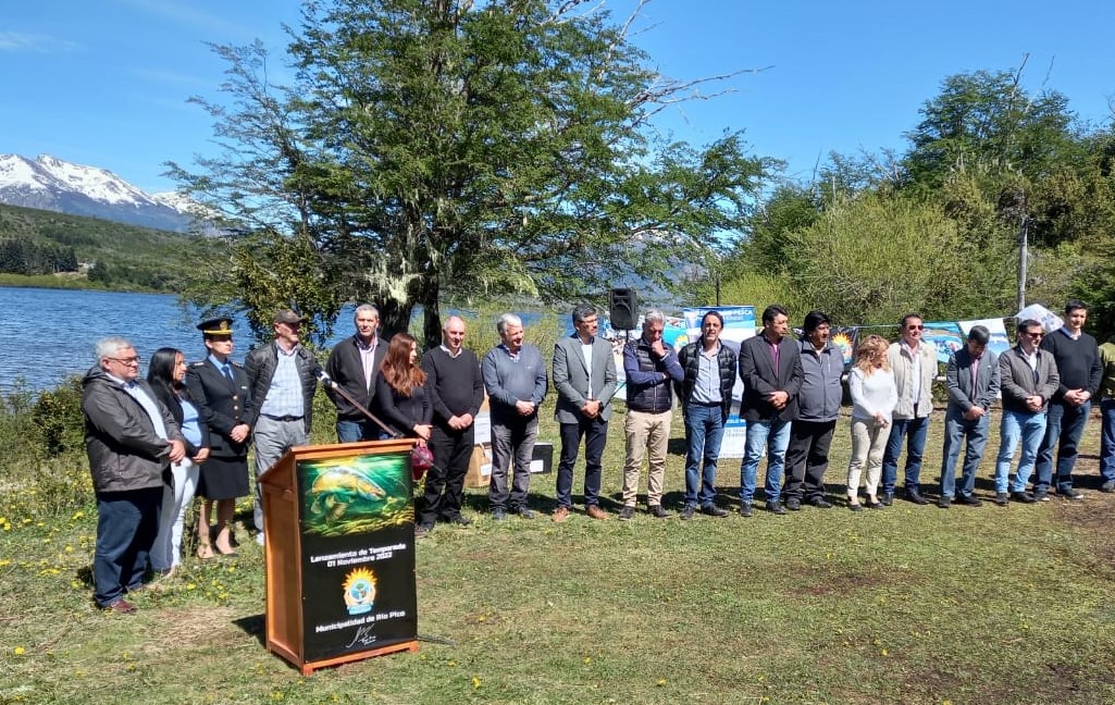 MinSegChubut's tweet image. GOBIERNO DEL CHUBUT
MINISTERIO DE SEGURIDAD

El ministro Castro acompañó al Gobernador Arcioni en el lanzamiento de la temporada de Pesca Deportiva en Río Pico.