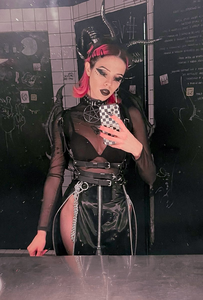 _alienelle's tweet photo. Halloween night was pretty awesome - gorgeous costume and all. Do you like my Succubus fit? 

What if I tell you there's a spicier version? 🌶️🌶️🌶️
You can find it here, babe > https://t.co/W5H2hLW5ij https://t.co/lFo9eRv6Hy