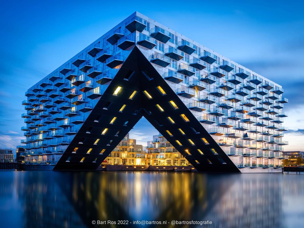 bartrosfoto's tweet photo. Sluishuis in Amsterdam ❤️ #amsterdam #sluishuis #blauwuur #noordholland #Netherlands #holland #architectural #architecturalphoto https://t.co/Y3tqAKcK0R