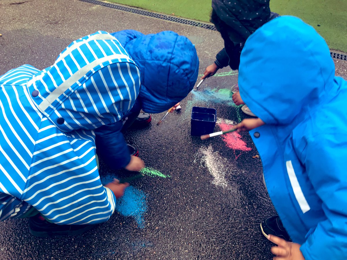 The children in Nursery had lots of fun exploring what happens to the water in the puddles when they mixed it with chalk. They then used paint brushes to make marks on the floor with the coloured water 💧🌧☔️🌈