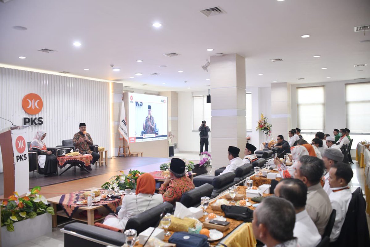 aniesbaswedan's tweet photo. Sebuah kehormatan dapat berbagi pengalaman membangun gerakan sosial, pada Pelatihan Relawan Advokasi Pemerlu Pelayanan Kesejahteraan Sosial (PPKS) di DPP Partai Keadilan Sejahtera hari Minggu kemarin. https://t.co/H9O49GtoeS