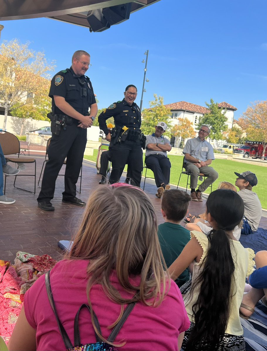 ColleyvillePD's tweet image. Yesterday, Sgt Scott &amp;amp; Ofcr Kamppi presented at the Colleyville Library’s #CareerDay for Kids! They talked about what it takes to be a police officer and what gear they carry. The kids had great questions and were curious! 😄 #Colleyville #colleyvillepolice #communitypolicing