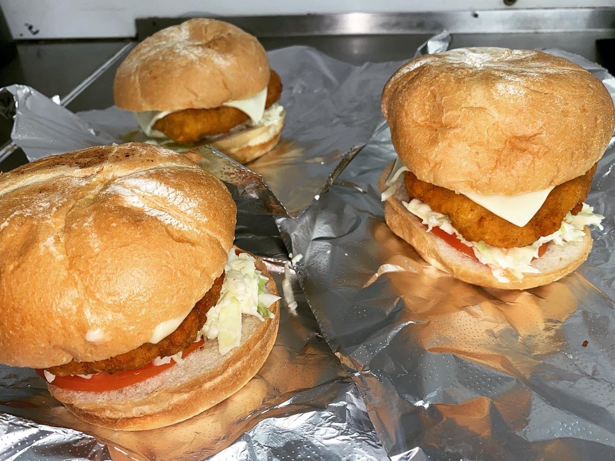 beefy_king's tweet photo. Time for you to try some chicken at the Beefy King! You won’t regret it! #trysomethingnew #comfortfood #sogood #smallbusiness #familyownedandoperated #perfectlunch #cheapeats #cheapeatsorlando #beefykingorlando https://t.co/sutCl5nBDO
