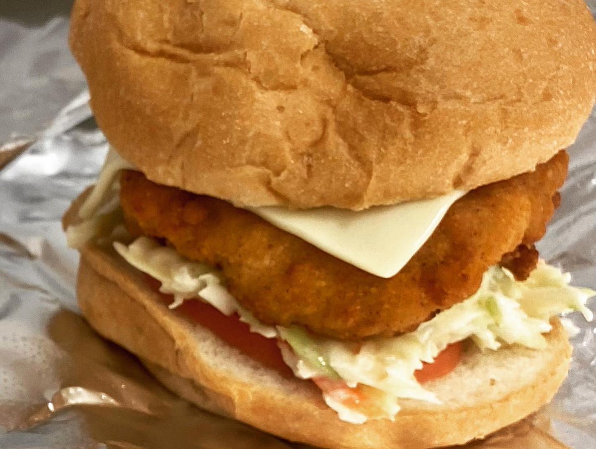 beefy_king's tweet photo. Time for you to try some chicken at the Beefy King! You won’t regret it! #trysomethingnew #comfortfood #sogood #smallbusiness #familyownedandoperated #perfectlunch #cheapeats #cheapeatsorlando #beefykingorlando https://t.co/sutCl5nBDO