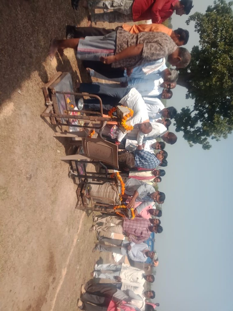 रोहरा सोसायटी अध्यक्ष राजनाथ साहू द्वारा पुजा कर धान खरीदी का शुभारंभ किया पहले हि दिन समर्थन मुल्य पर  363 कट्टा धान खरीदी किया गया किया गया