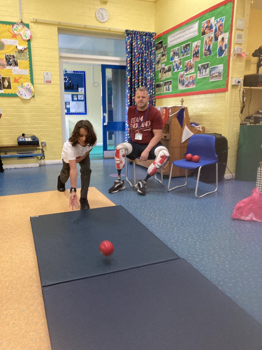 SportWsses's tweet photo. Commonwealth Bronze Medallist Craig Bowler came back to visit today. He showed us his medal. He demonstrated how to bowl. It was amazing to hear about his experience. thank you @bowlercraig78 you are an inspiration! https://t.co/VXa86v1Hc6