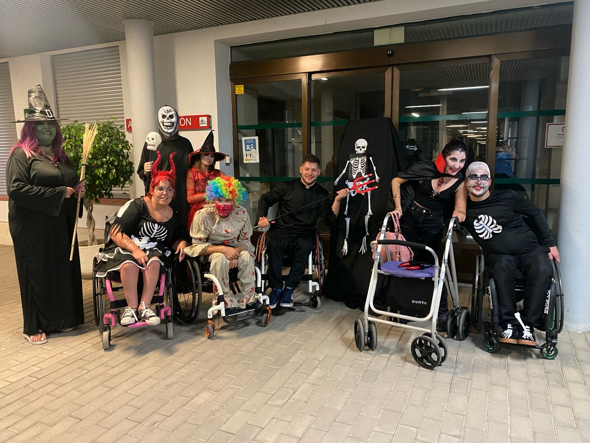 Lo hemos pasado de miedo en la fiesta de Halloween en el CRMF del Imserso en San Fernando. Tanto las personas organizadoras, decoradoras, participantes.
En un ambiente para no olvidar, disfrutamos de la música, de una merendola especial, y de un karaoke de terror.