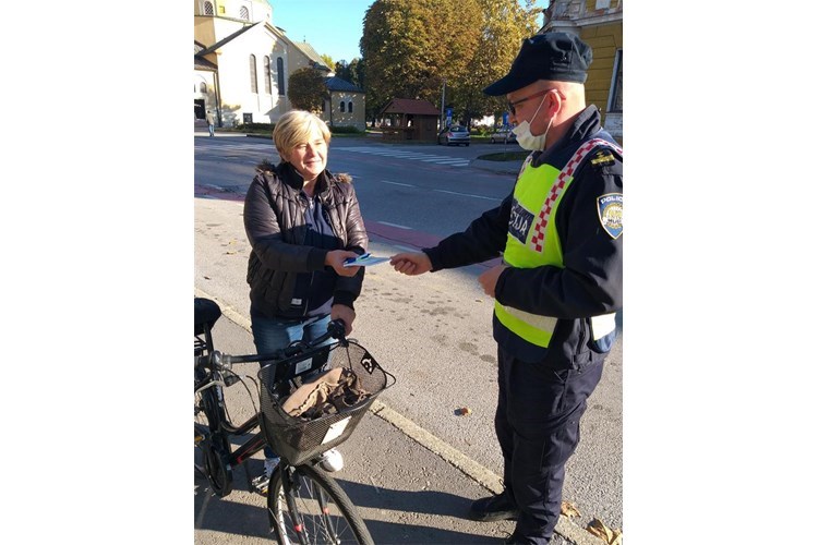 Sutra, 3. studenog, od 19 do 22 sata na području PU bjelovarsko-bilogorske 👮👮 provest će pojačani nadzor prekršaja 🚴🚴 - bit.ly/3sUEvEN.

Poštujte prometne propise i vodite brigu o svojoj i sigurnosti drugih sudionika u prometu.