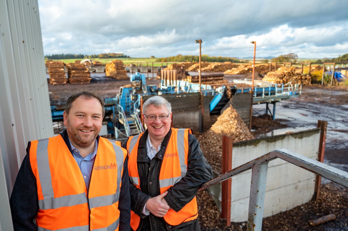Confor Members @GlennonBrothers & @AlbaTrees showed Labour politicians @IanMurrayMP & @_MWhitfieldwhat green jobs and growth look like in our sector on visits to East Lothian. Read more 🖱️ bit.ly/3FCHqtb @kath14sangster @EastLothianCLP @stugood3 #treenursery #sawmill