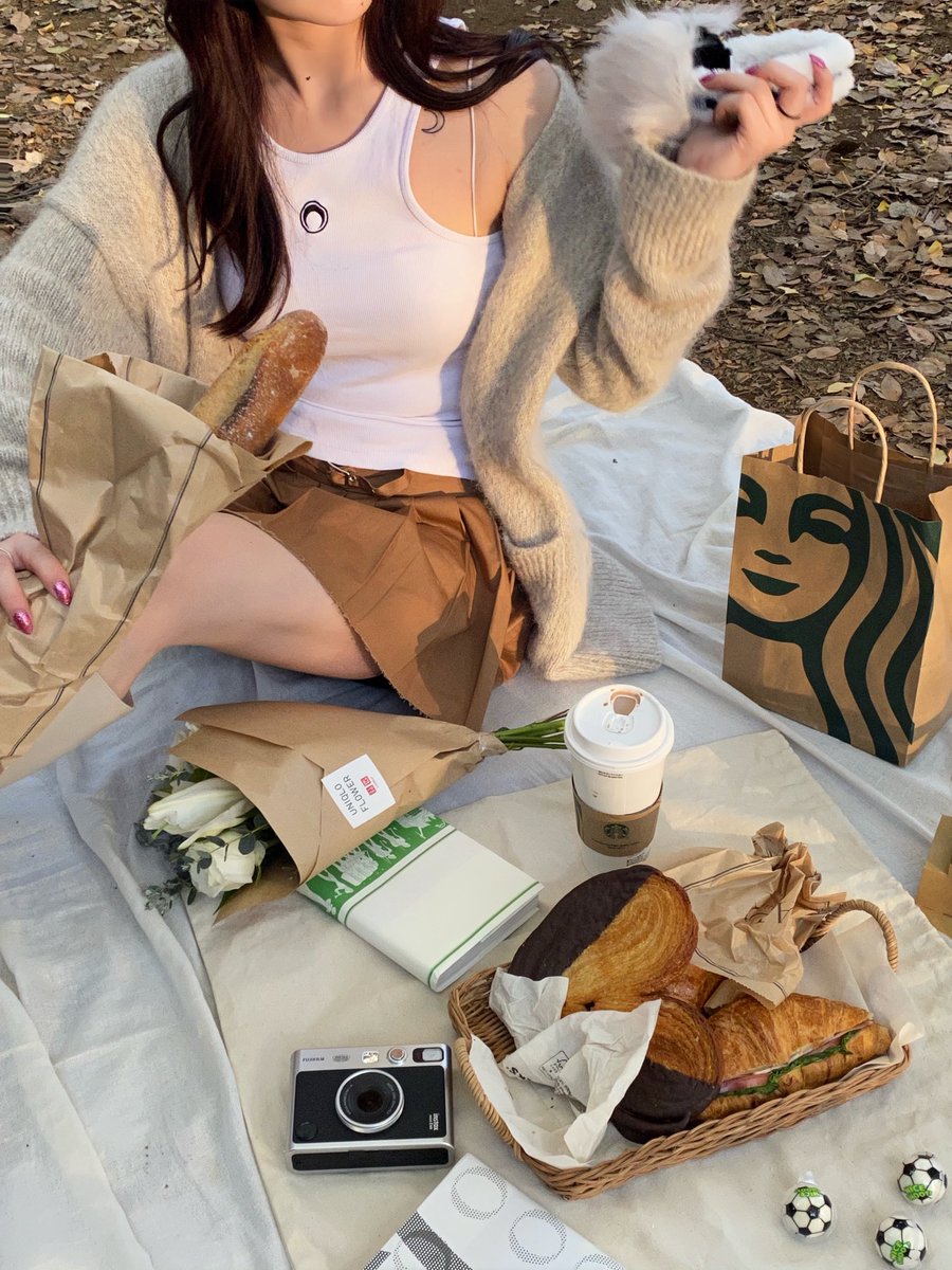 luluvll's tweet photo. autumn picnic 🍂🌾🤍 https://t.co/Dg3RhTPFYW