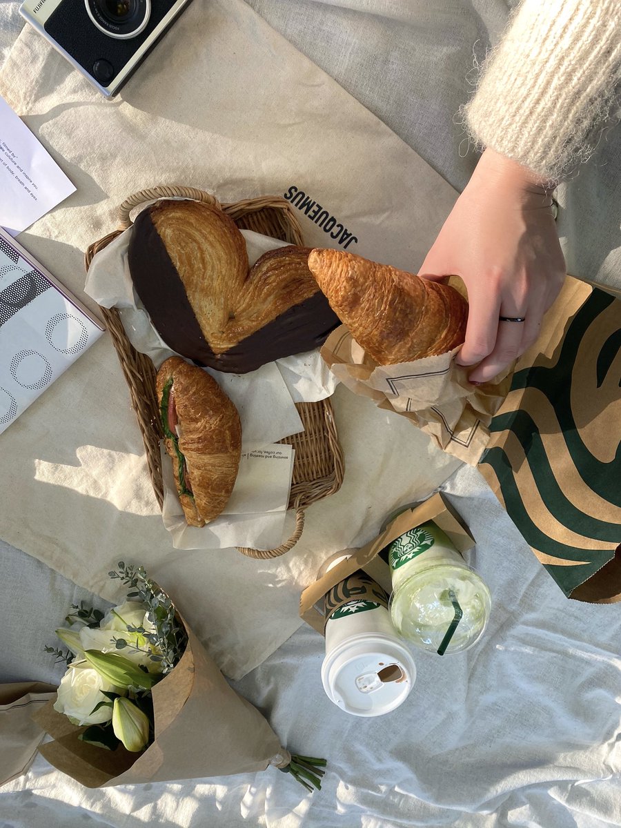 luluvll's tweet photo. autumn picnic 🍂🌾🤍 https://t.co/Dg3RhTPFYW