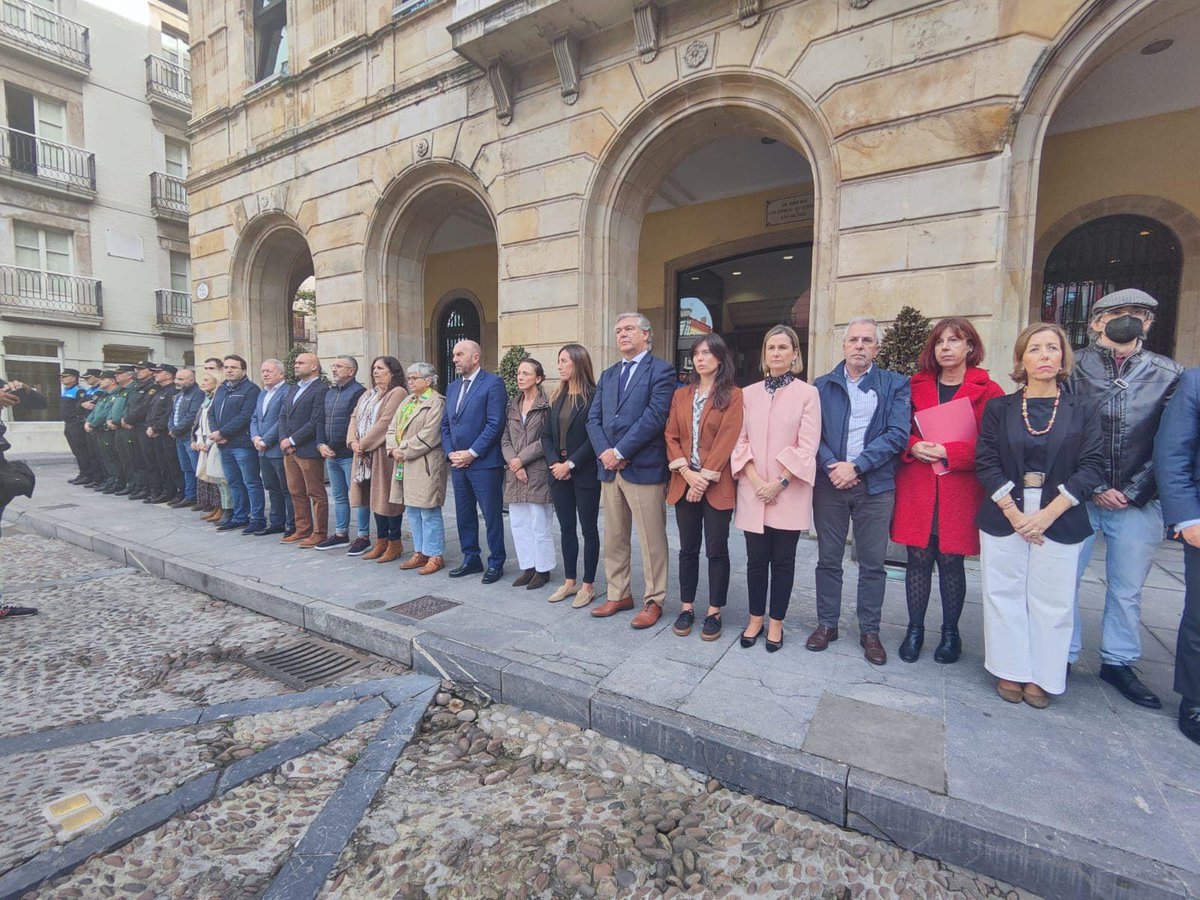 Gijon_pp's tweet photo. 🖤Hoy, nuestro presidente @pabloppgijon, la secretaria general Cristina Villanueva, el coordinador  @chussuarez, las concejalas @AngelaPumariega @AhujaAngeles, y compañeros del @popularesgijon, en la concentración de repulsa y condena del presunto asesinato de la pequeña Olivia. https://t.co/FNOmwseJYA