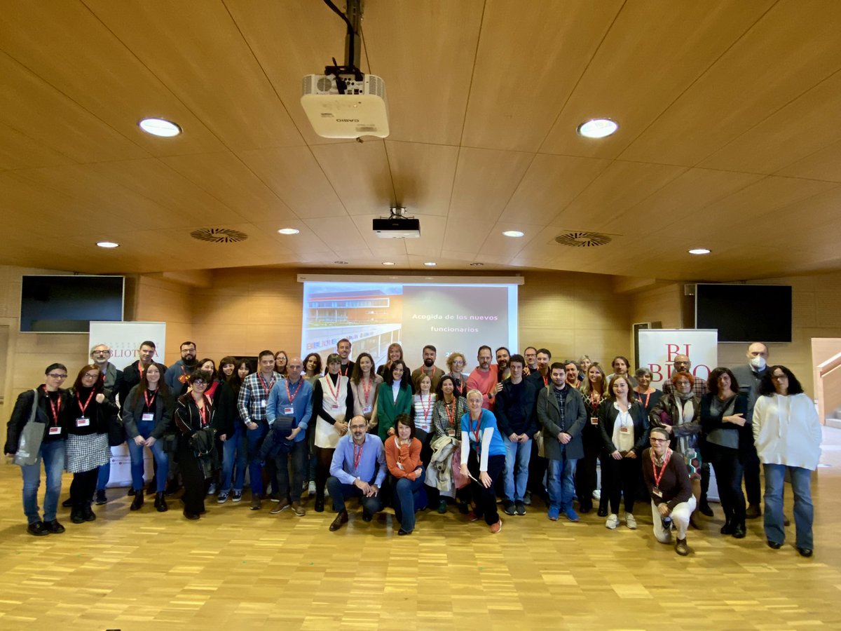 BComplutense's tweet photo. Esta mañana ha tenido lugar la sesión de acogida de los nuevos funcionarios de las Escalas C1 y A2 de la #biblioteca de la @unicomplutense.
¡Felicidades! 😀 https://t.co/1IqFhnNUaa