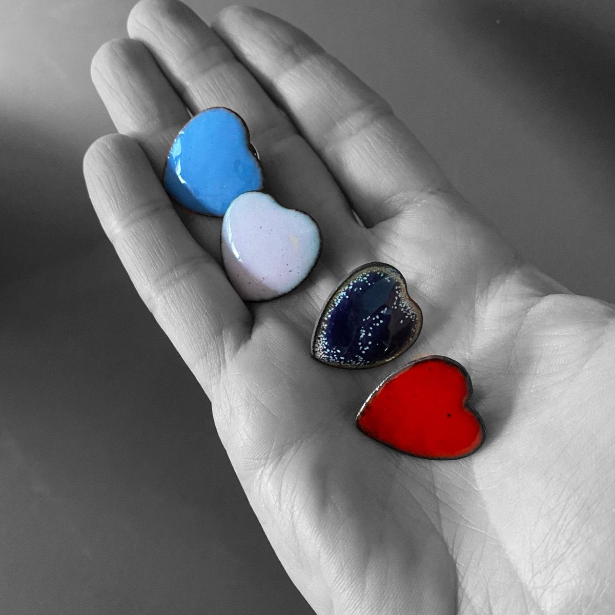 MaisyPlum2's tweet photo. Enamel Heart Brooch https://t.co/d4qyxERT2R #shopsmall #MHHSBD #bizbubble #inbizhour #giftideas #UKHashtags ##UKGiftHour #HandmadeHour #PinkBrooch https://t.co/miowFabU6m