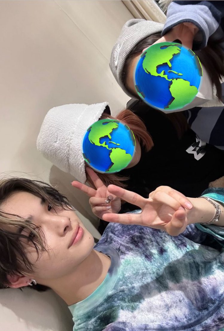 ninidduck's tweet photo. ni-ki with his mother and sister 🥹 #NI_KI #ENHYPEN #MAMAVOTE https://t.co/YNXS3Vm9Hf