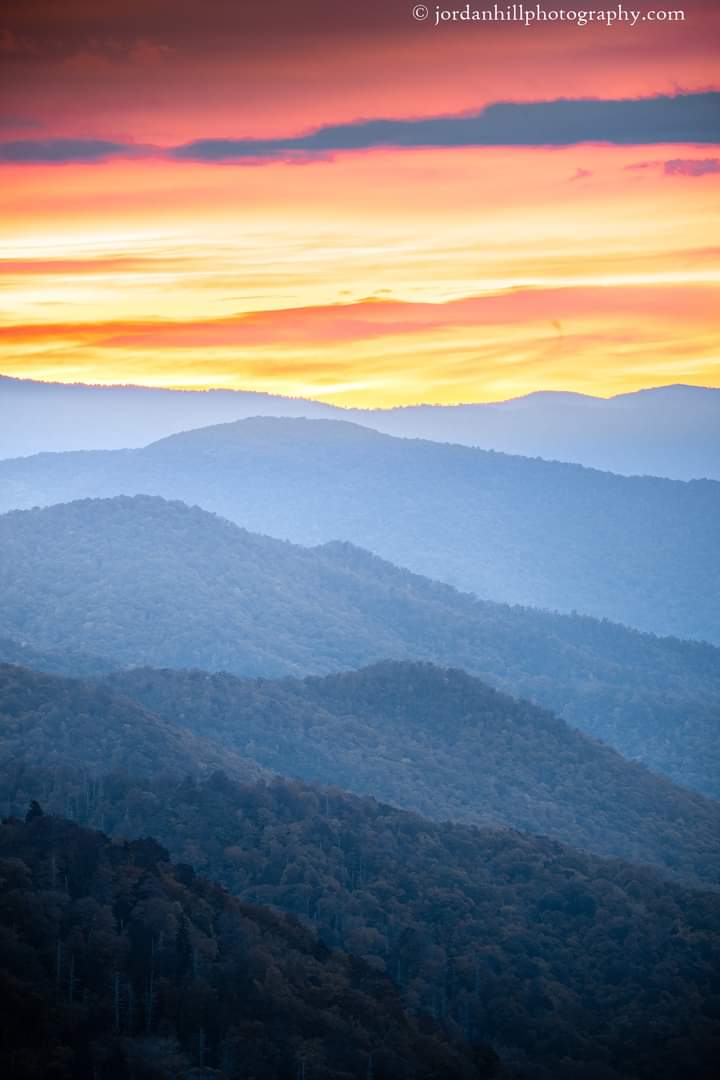 Dawn In The Smokies 

Prints available at 👇 
jordanhillphotography.com/featured/autum…

#mountain #mountainviews #whataview #nature #mountainvibes #smokymountains #greatsmokymountains #gatlinburgtennessee #pigeonforge #gatlinburg #cherokee #photo #maggievalley #asheville #art #BuyIntoArt