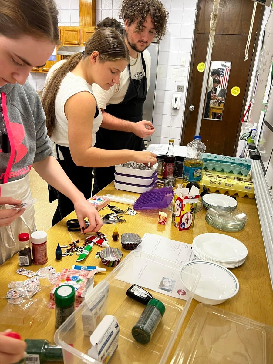 CTEforNC's tweet photo. At Havelock High, Ms. Gardner’s Foods classes baked and decorated spooky treats this week. Students then competed in a cupcake decorating contest! 👻🎃🧁#HHSCTE #CTEforNC #careerandtechnicaleducation
📸: Havelock High School via FB https://t.co/wUYh894Ghy