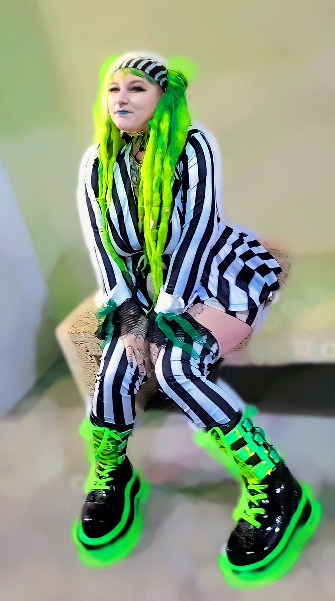 Sinner_hellaa's tweet image. Hope everyone had a happy Halloween. I'm back on Twitter! 
#Halloween #Beetlejuice