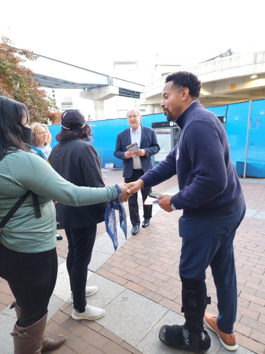 willjawando's tweet photo. Great morning speaking with voters at Silver Spring Metro with @VanHollenForMD @VoteKateStewart @Marc_Elrich #VoteEarly #AllBluein2022 https://t.co/PKAvDIgEtU
