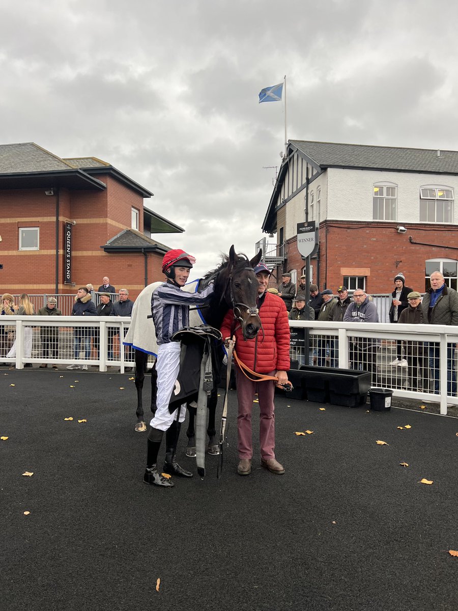 Congratulations to the winning connections of our first race - RICKETY GATE 🏁🏆 Winner of the @CALAHOMES (East) Scotland Conditional Jockeys’ Handicap Hurdle Race. @NGRichardsRace 👏🏼