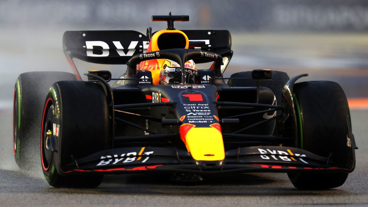th3redkit's tweet photo. Singapur: Bull Gate
Singapur Gp’de Max’ın 1. bitirmesi şampiyonluğunu ilan etmesi anlamına geliyordu. Lakin Cumartesi günü sıralamarlarda Max’ın yakıtının bitmesi bir hayli ilginçti.🔽🔽
#Bullgate
@redbullracing
@RedBullF1TR https://t.co/ompHrJXJfU