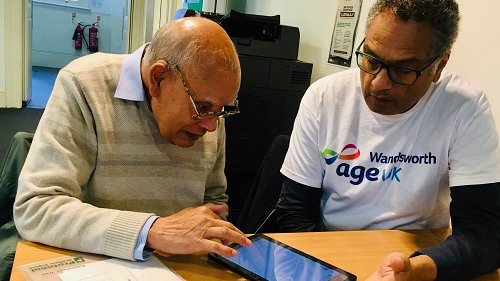 wandsworthlibs's tweet photo. Older people who need help with digital services or computers can visit Wandsworth Town Library today, 10.30am-12pm
Learn to connect with family, access services online, & more, with DigiPals volunteers from AgeUK Wandsworth
https://t.co/KqjlZqTXNv #DigiPals #Wandsworth https://t.co/IpPSBEKCd0