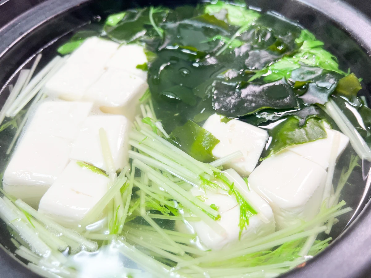 『ワカメと水菜を入れた湯豆腐』は寒い日ほどおススメの一品‼