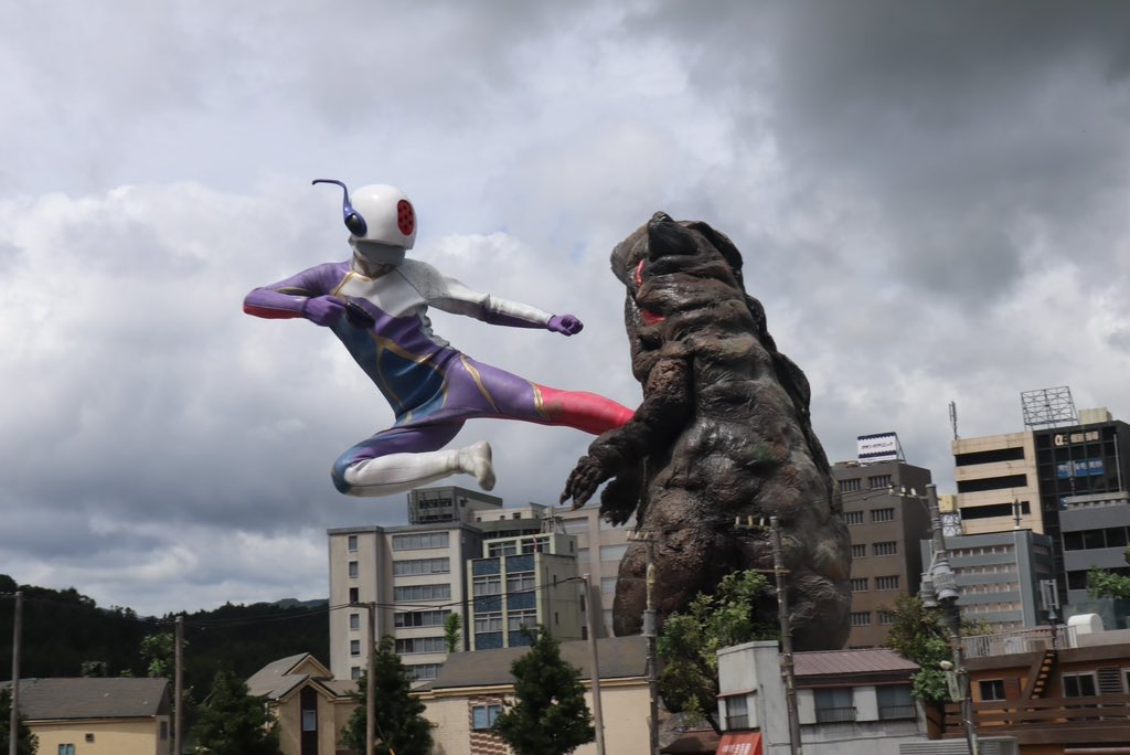 tagweap_new's tweet photo. 改めて我々の団体からスーツアクターとして参加した「ビビッドマン BRIEF vs NEO」が2022年度武蔵野美術大学芸術祭にて、無事に上映されたようです！

撮影ではそれぞれ難しいシーンなどがあり辛いこともありましたが楽しんで撮影に挑めました！

#ビビッドマン 
#TAGWEAP https://t.co/o89V0gEOKN