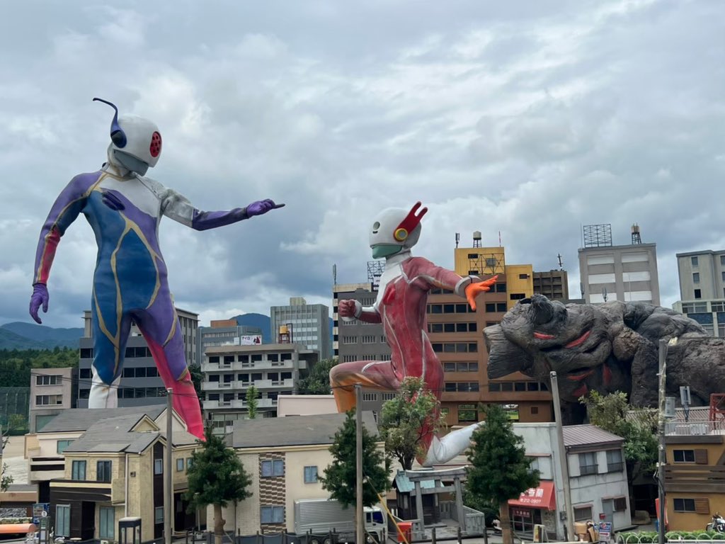 tagweap_new's tweet photo. 改めて我々の団体からスーツアクターとして参加した「ビビッドマン BRIEF vs NEO」が2022年度武蔵野美術大学芸術祭にて、無事に上映されたようです！

撮影ではそれぞれ難しいシーンなどがあり辛いこともありましたが楽しんで撮影に挑めました！

#ビビッドマン 
#TAGWEAP https://t.co/o89V0gEOKN