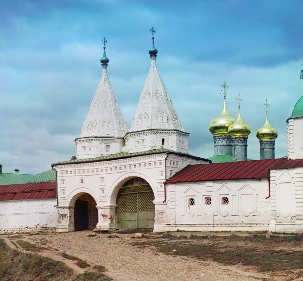 RusHistMagazine's tweet photo. Входные врата Преподобенского Ризположенского монастыря. Суздаль. 1912 год

Фото: С.М. Прокудин-Горский

#ИсторияРоссии #История2_0 #Фотоистория https://t.co/MsrI4xGq0o