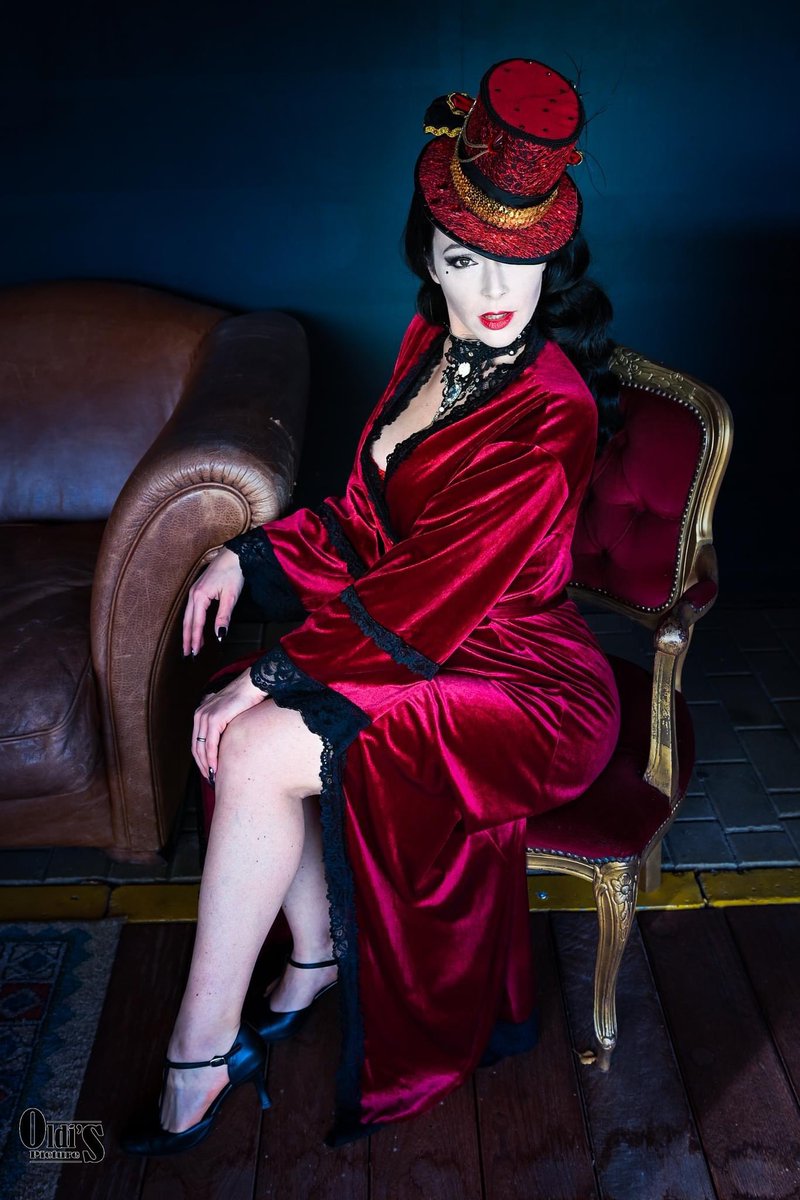 RubyColibri's tweet photo. Vampire? Vous avez dit vampire?
Photo @oldispicture
booking @events_lisa
Event Halloween Walibi
#burlesque #burlesqueperformer #entertainer #artoftease #artofteese #fandance #entertainment #burlesquesinger
#showgirl #pinup #belgiumpinup #belgiummodel #bombgirl #vintageglam https://t.co/Mr6A99aEJC