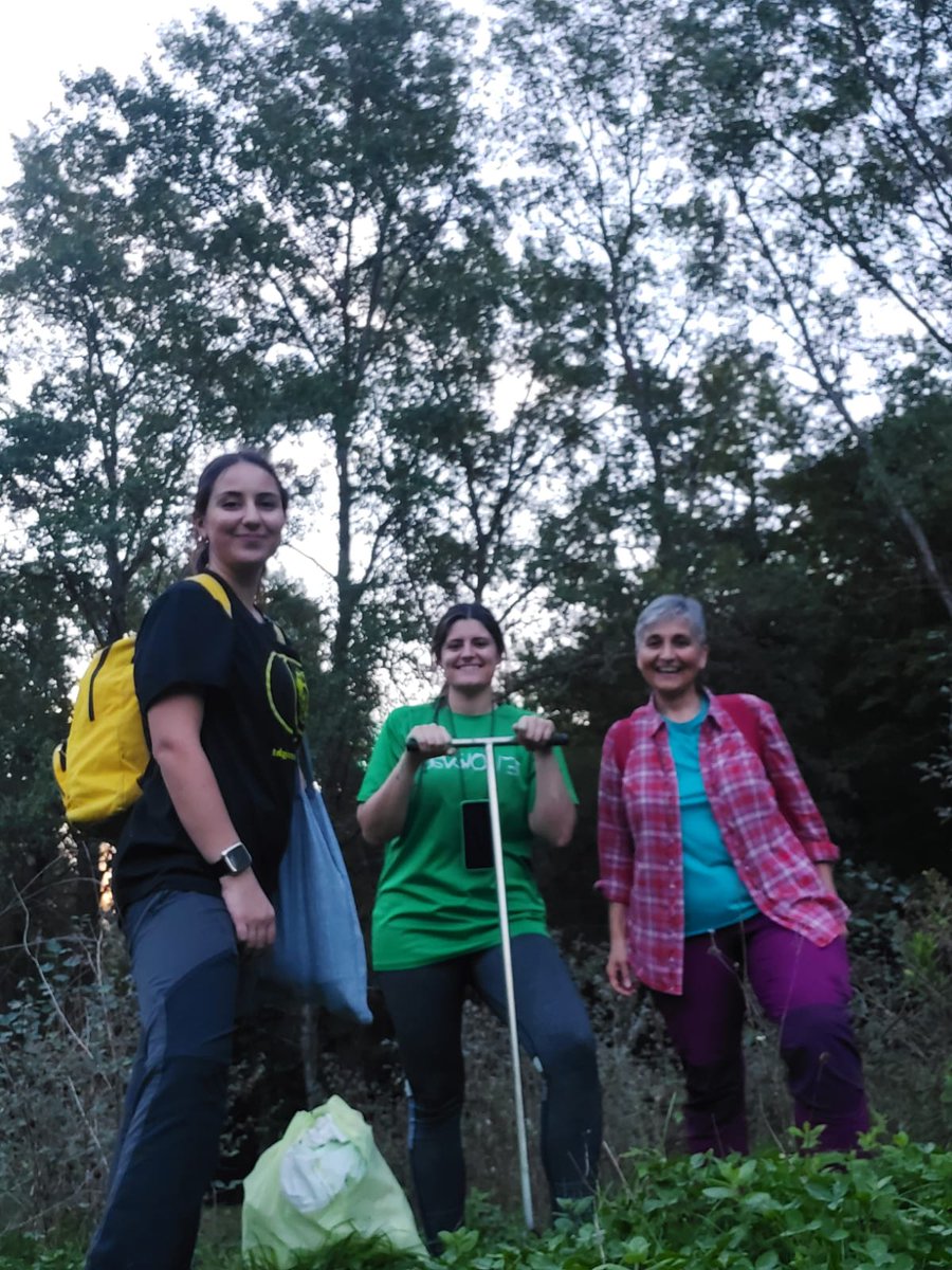 IntactProgetto's tweet image. As part of her secondment at CIA Umbria, Eva Tejedor Calvo from @citaaragon (Spain) visited and took soil samples on October 26th, 2022 and some truffles during a truffle field visit in Siena province with Domizia Donini and Mara Rondolini from @UniperugiaNews (Italy).