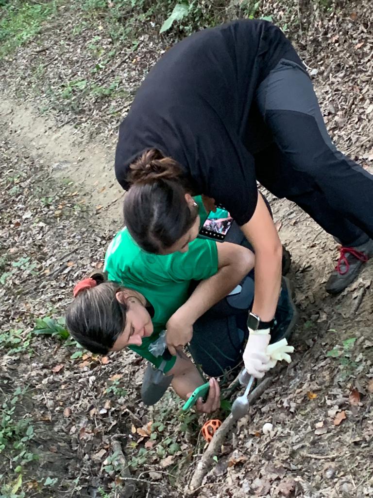 IntactProgetto's tweet image. As part of her secondment at CIA Umbria, Eva Tejedor Calvo from @citaaragon (Spain) visited and took soil samples on October 26th, 2022 and some truffles during a truffle field visit in Siena province with Domizia Donini and Mara Rondolini from @UniperugiaNews (Italy).
