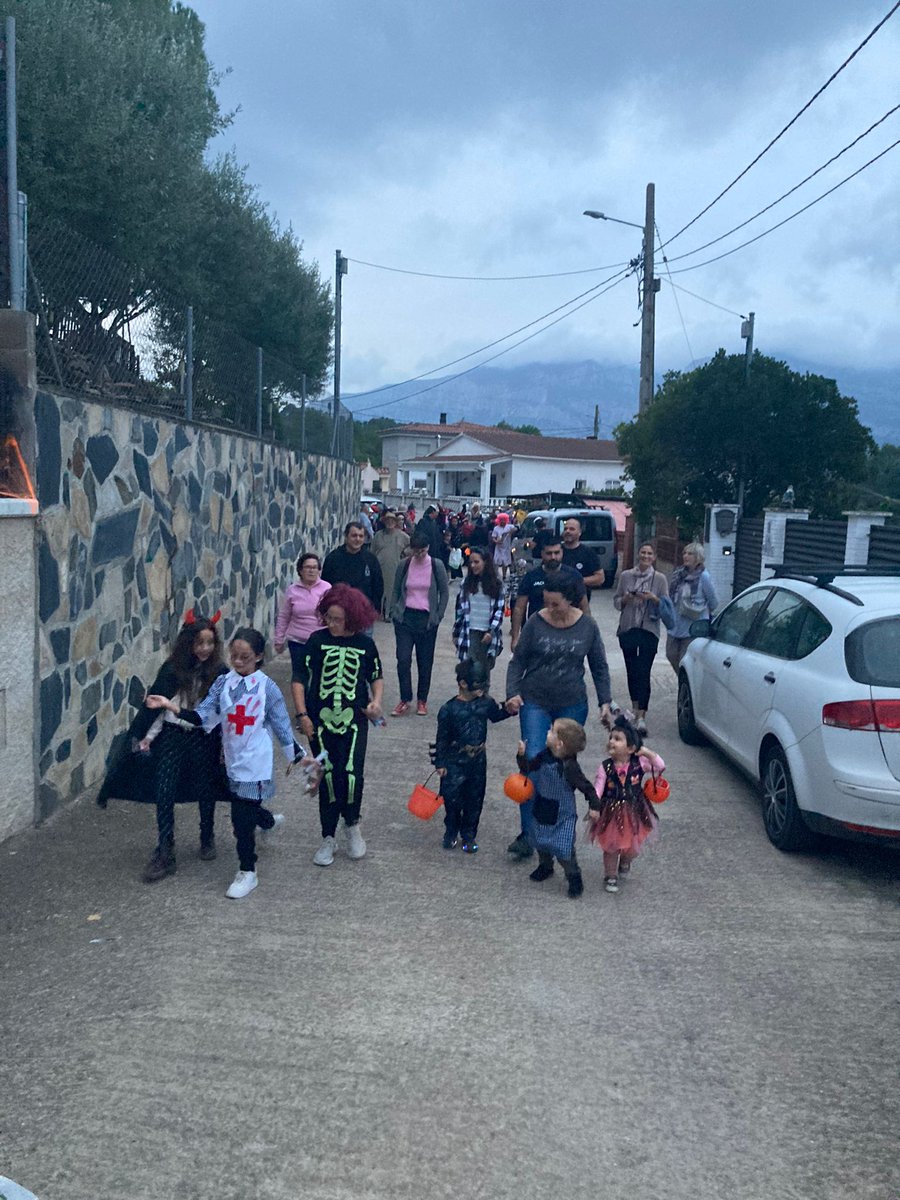 aappelfresno's tweet photo. #halloweenvacarisses #halloween2022 #vacarisses #ElFresno Un cop més èxit de participació a la rua d'El Fresno. Agraïts a la col·laboració de tothom, tant veïns com visitants. Como siempre decimos..... el año que viene, más y mejor.  Gracias! 😁😁🥳🎃🎃🎃 https://t.co/fyVijN8XtI