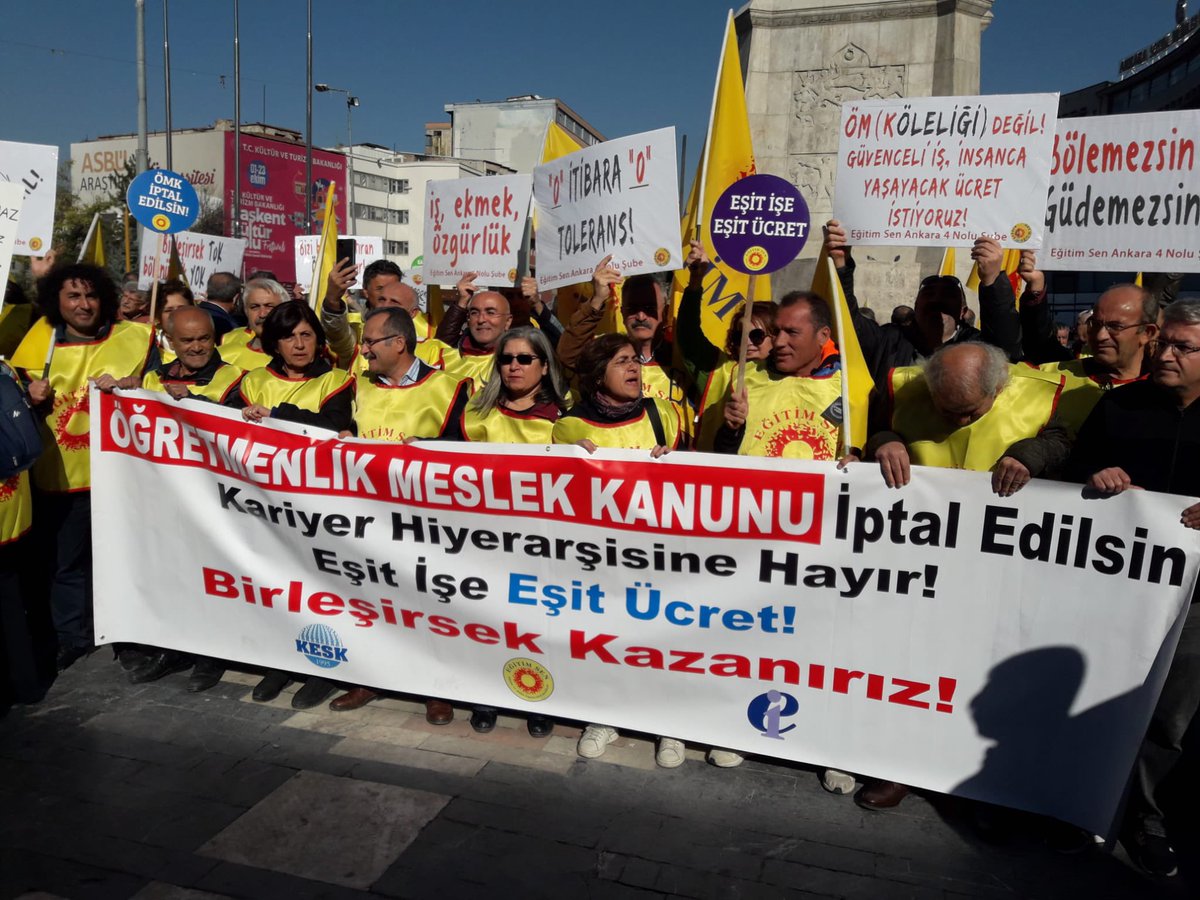 14 eğitim sendikasının bir araya gelerek Öğretmenlik Meslek Kanunu’na karşı oluşturduğu Eğitim Sendikaları Güç Birliği bugün iş bıraktı.

Eğitimcilerin ÖMK başta olmak üzere; ekonomik talepler ile öğretmenlik mesleğinin itibarsızlaştırılmasına karşı taleplerini sahipleniyoruz.