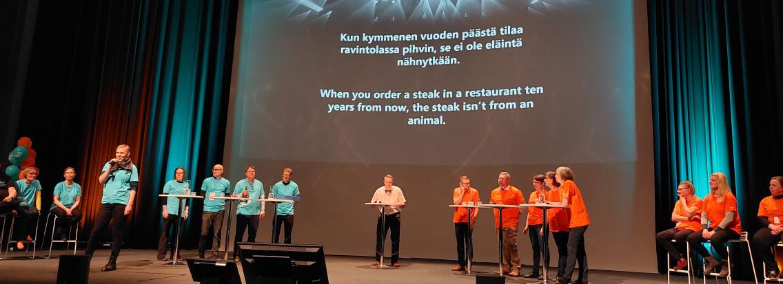 merikallas's tweet photo. Legendaarinen LukeBATTLE käynnissä #LukeMEETSissä! Team Tankki iskee vyön alle, mutta team Multa ei anna periksi. Jännitys tiivistyy kun sanan säilät mittelevät! @LukeFinland @JohannaBuchert @TJyske @hasuwefu ja muut mestarit lavalla https://t.co/A3ytT9y78b