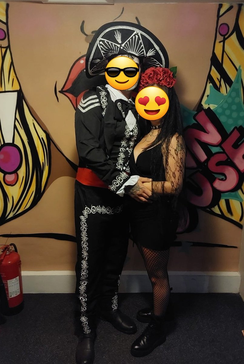 farmerandhisfox's tweet photo. Can we do Halloween again please https://t.co/xeCbZqJQ2r