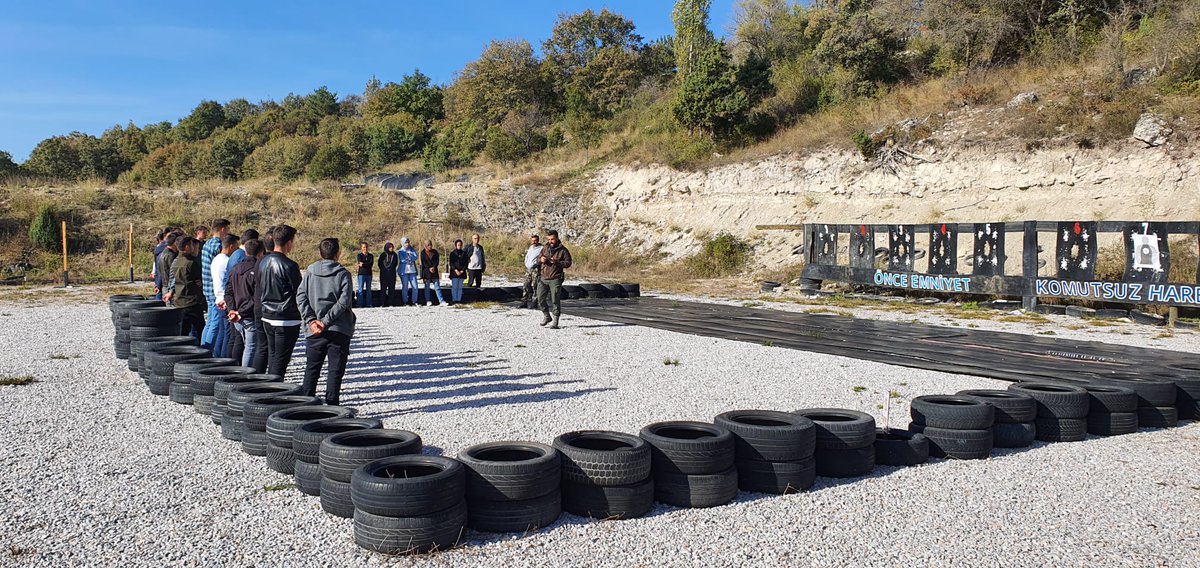 kutahyaobm's tweet photo. Kütahya’da göreve yeni başlayan Orman Mühendisi ve Orman Muhafaza Memurlarına;Emniyet Müdürlüğü görevlileri tarafından silah atış eğitimi verildi.76 personelin katıldığı eğitimde; silah tanıma,atış pozisyonu,doğru silah kullanımı ve atış eğitimleri uygulamalı olarak anlatıldı. https://t.co/KhdcPOTGzq