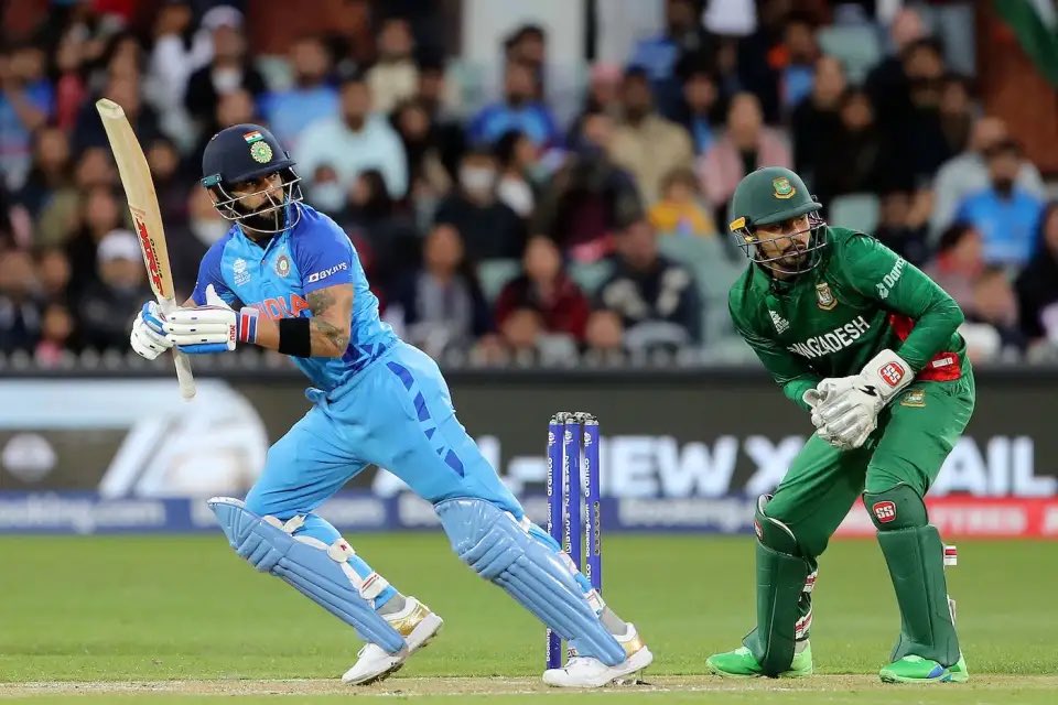 PunjabKingsIPL's tweet photo. FIFTY for the great man! 🙌 

@imVkohli scores his 3️⃣rd fifty in this #T20WorldCup 🔥🔥🔥

#INDvBAN https://t.co/y6mzzoNMvf