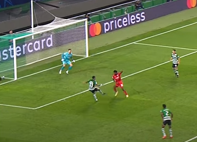 SaschaFltr's tweet photo. Nach seinem Kreuzschritt ist der Sidestep (Bild1-2) etwas unsauber. In den anderen beiden Bildern sieht man sehr gut wie er kaum Bodenkontakt hat, als der Ball aufs Tor kommt. Lieber nach dem Kreuzschritt einen kleineren Sidestep machen.

#SPOFRA #SGE #SGEuropa https://t.co/Xxrg2q2I5i