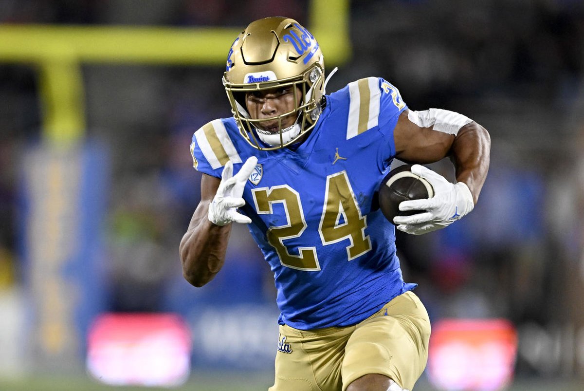 MillerSportsTi2's tweet photo. Zach Charbonnet Had A Good Freshman Season For The 2019 Michigan Wolverines Football Team At RB In Ann Arbor.

Decided To Transfer To The UCLA Bruins In 2021. Having A Good 2022 Campaign At RB.

One Of The 10 Best RB's In The Nation Right Now.

Go From Jim Harbaugh To Chip Kelly. https://t.co/UsG8qUjEUw